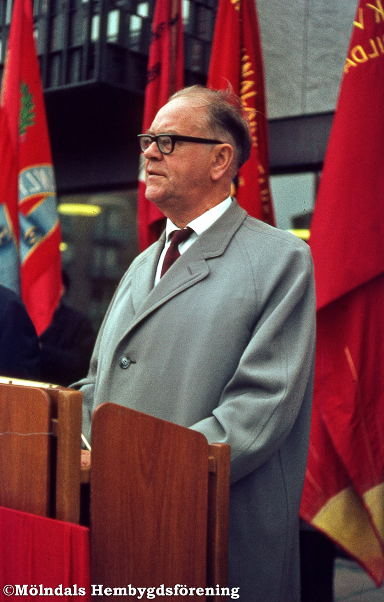 Statsminister Tage Erlander valtalar på Stadshusplatsen i Mölndal, år 1966. Sim 1:31.