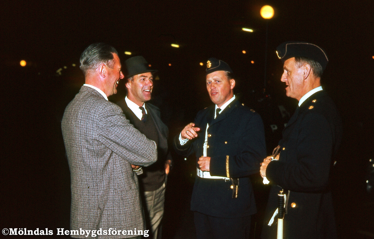 Valdagen i Mölndal, den 18 september 1966. Polisen kollar vallokalen, vilken var belägen i Idrottshuset. Från vänster: Allan Andersson och Erik Gustavson (Cp). Poliserna: Dedert och Lövgren.