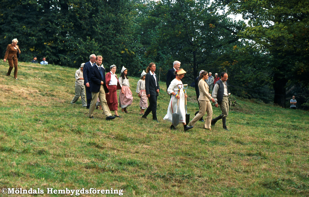 Gunnebo i Mölndal den 8 september 2003. Kronprinsessan Victoria på väg att plantera ett träd.