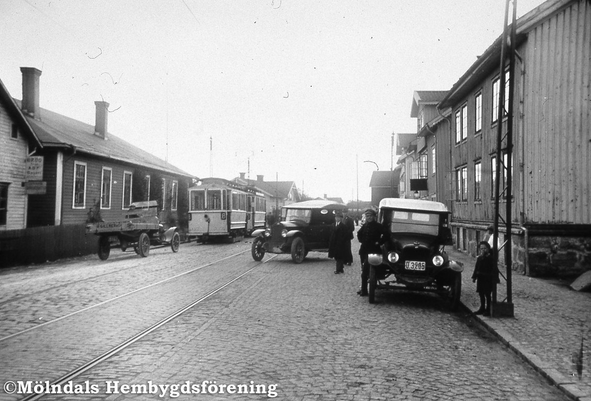 Mölndalsbro på 1920-talet. Göteborgsvägen med bilar. Till vänster spårvagnsstallarna.