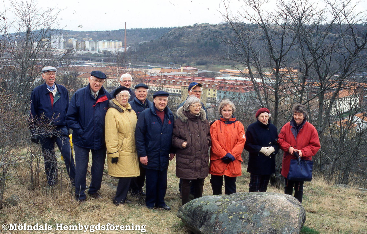 En studiecirkel på vandring i Krokslätt, Mölndal, den 12 april 1999.