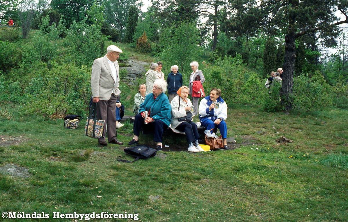 Krokslätt i Mölndal, år 1999. En studiecirkel på vandring. Rast på Petterssons äng.