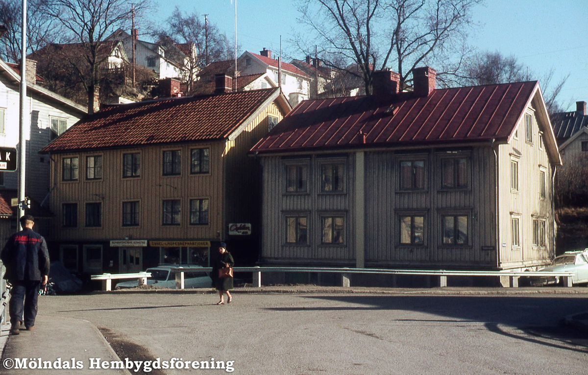 Vy från Forsebron på Götaforsliden 4 (Roten M 2) och 2 (Roten M 3) i Mölndals Kvarnby, 1970-tal.