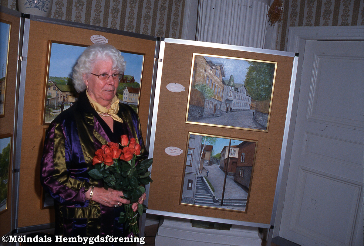 Maj-Britt Vesterberg vid sin utställning på Kvarnbygården, Royens Gata 8 i Mölndals Kvarnby den 4 maj 2003.