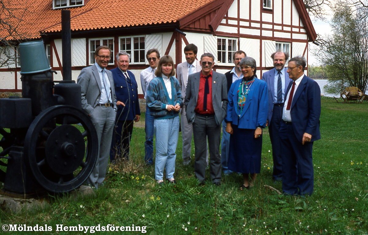 Budgetberedningens studieresa till Halland-Skåne den 13 maj 1987. På hemvägen bjöds det på kaffe i Marita Aronssons fritidshus. Från vänster längst fram: Melker Strand, okänd, Lena Magnusson, Bengt Odlöw, Marita Aronsson och John Adolfsson.