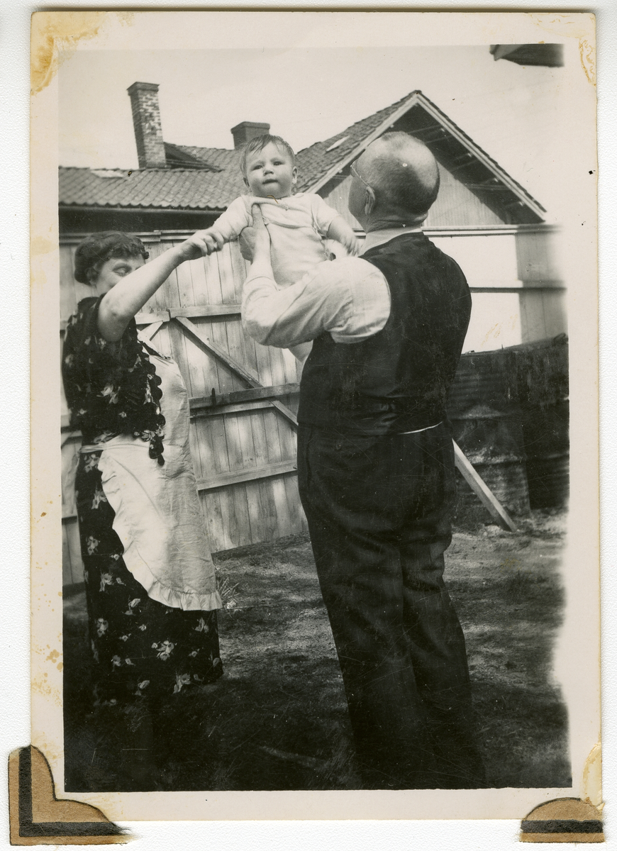 Foto av barndomshjemmet til forfatter Tor Åge Bringsværd. Tor var i følge påskrift kun 7 måneder gammel og holdes opp i luften av bestemor og Bestefar. Foto tatt i 1940