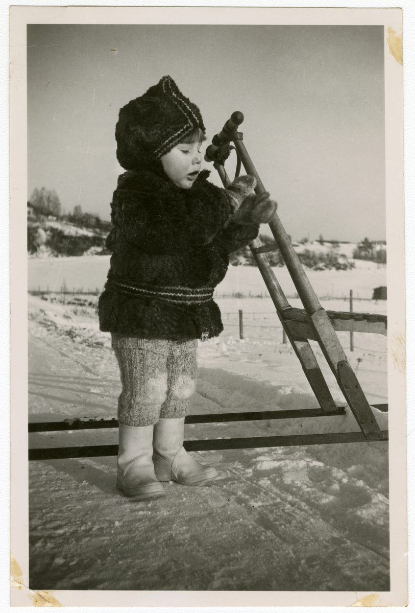 Foto av forfatter Tor Åge Bringsværd med spark i 1941