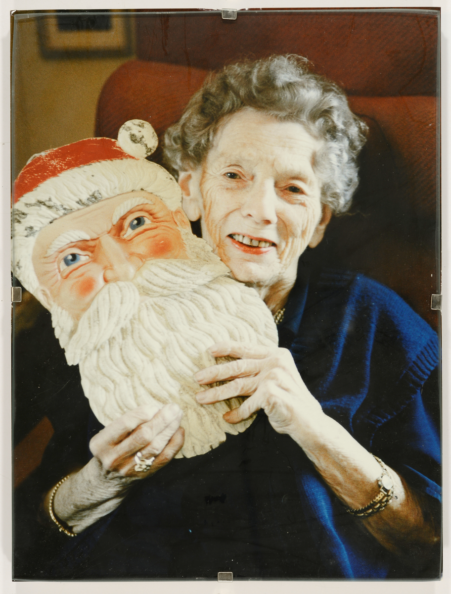 Forfatter Tor Åge Bringsværds mor Judith Bringsværd som holder på julenissmaske