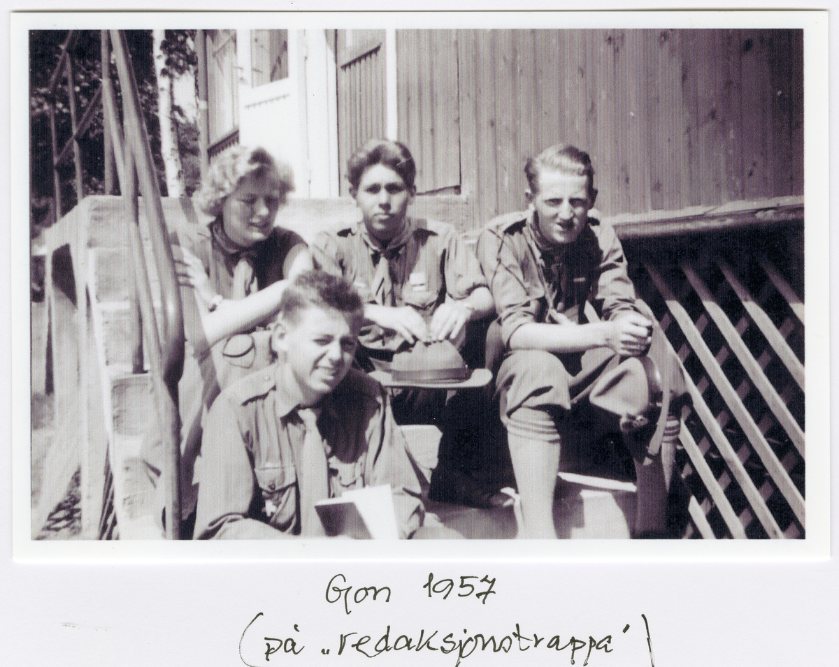 Tor Åge Bringsværd på speiderleir i Gon i Vestfold, 1957

Fra venstre: Randi Lise, Tor ÅgeBringsværd, Arvid Hellstrøm og Knut Hjalmar Svendsen (foran)