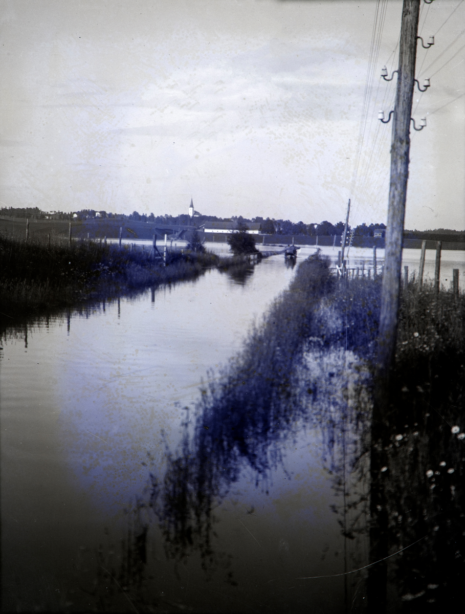 Hamar, Åkersvika, Mjøsflommen 1927, bil på Vangsvegen under vann, Midtstranda, Riksveg 25, 11. juli 1927 vannstand 8,31 meter, lysstolpe,
