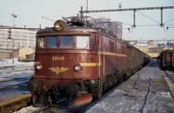 Elektrisk lokomotiv El 8 2055 med persontog til Drammen, tog