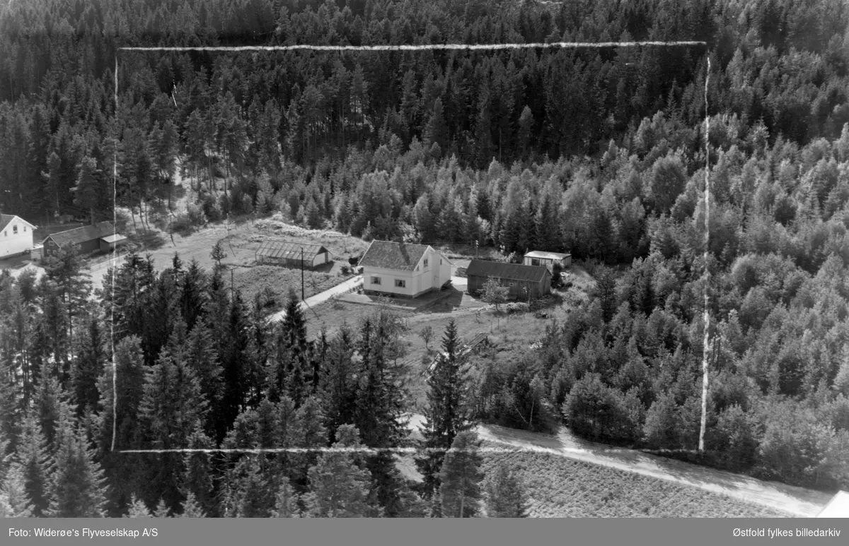 Skråfoto av gården Toppen 34/30, Tune den  8. august 1956.