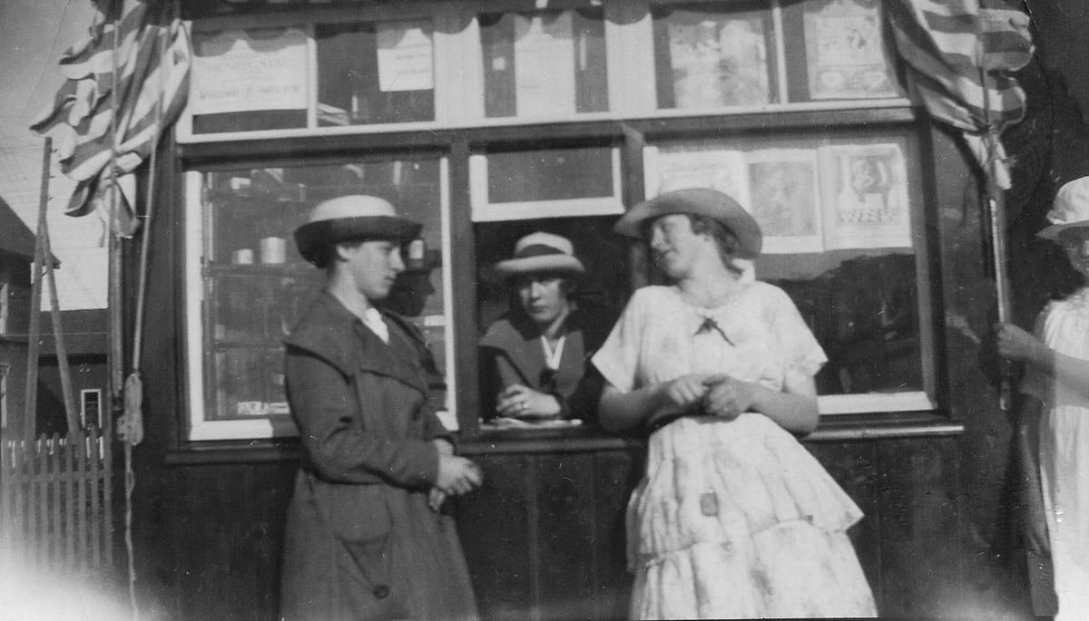 Jernbanekiosken ved Hvittingfoss stasjon. 
Damene er ikke identifisert. 
Mest sansynlig før 1926.
