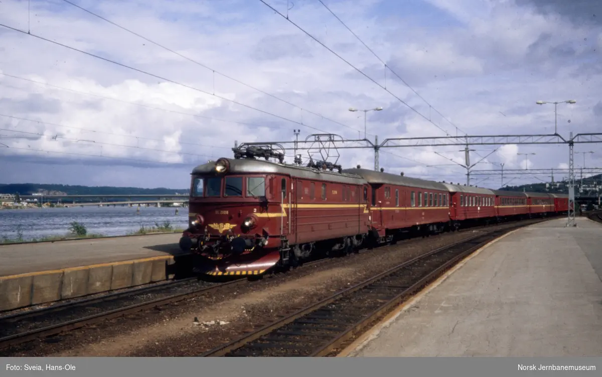 Elektrisk lokomotiv El 11 2108 med persontog til Drammen, tog 551, på Drammen stasjon