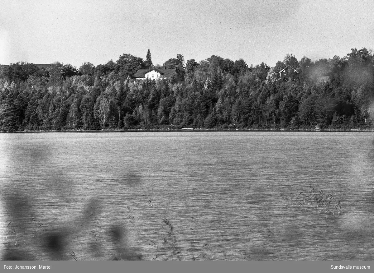 Vy över Marmen mot Fjolsta, i bildens mitt syns Sörfors Herrgård som brann 1920.
