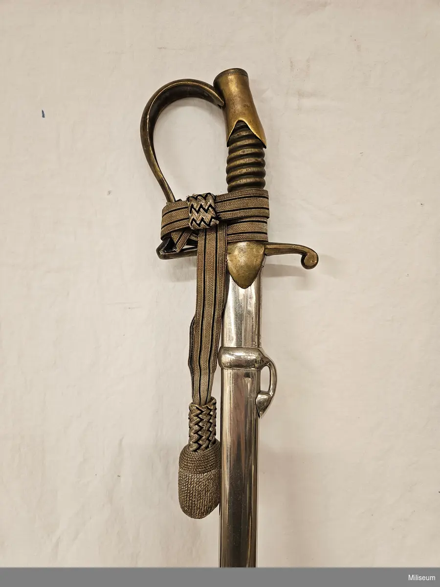 Sabel m/1889 för sergeant vid artilleriet, med balja och portepe´.