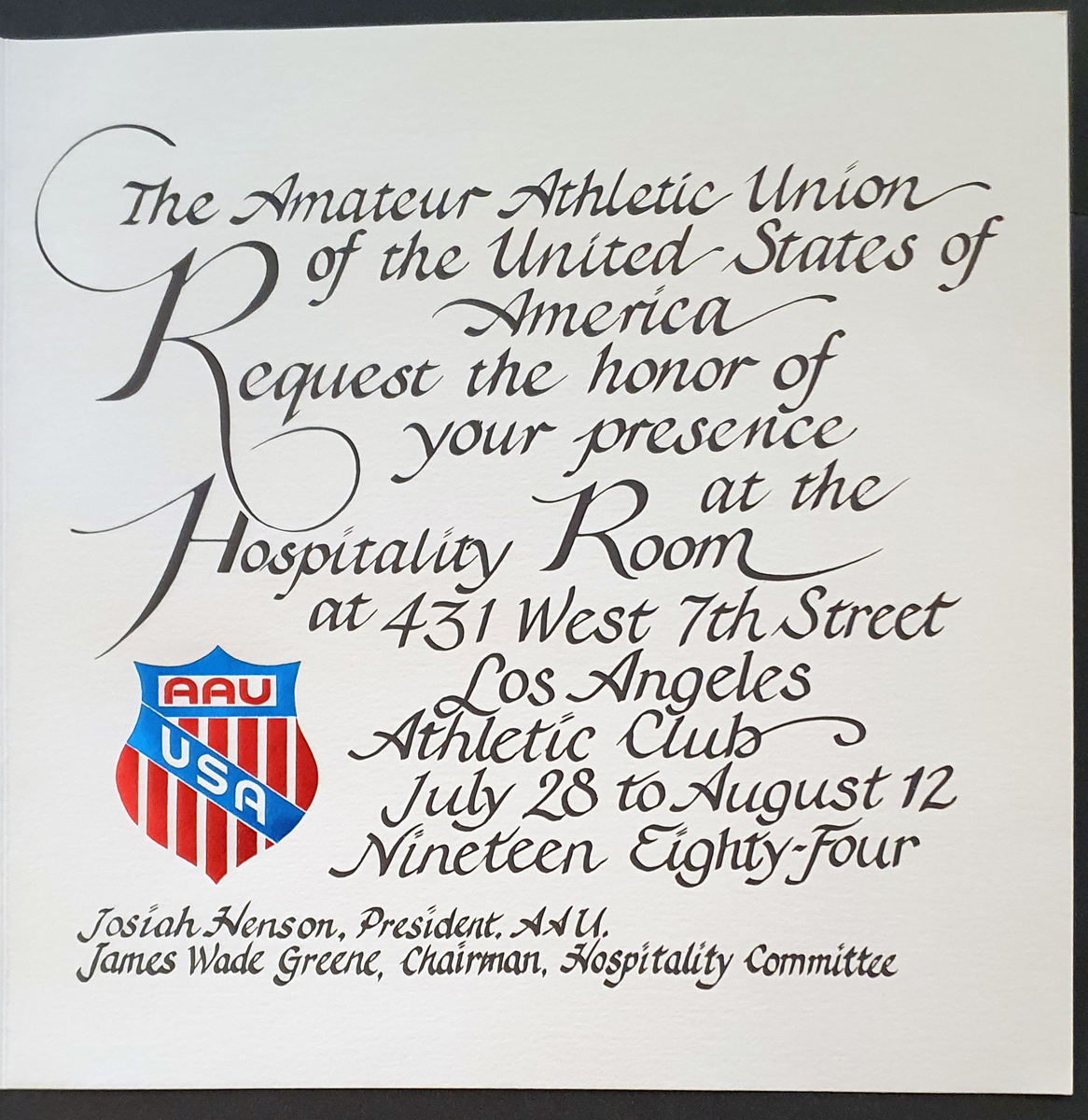 Invitasjon fra AAU (The Amateur Atheltic Union of USA) til å komme til deres klubbhus. Den amerikanske ørnen er preget i papiret. Adgangskort vedlagt.
