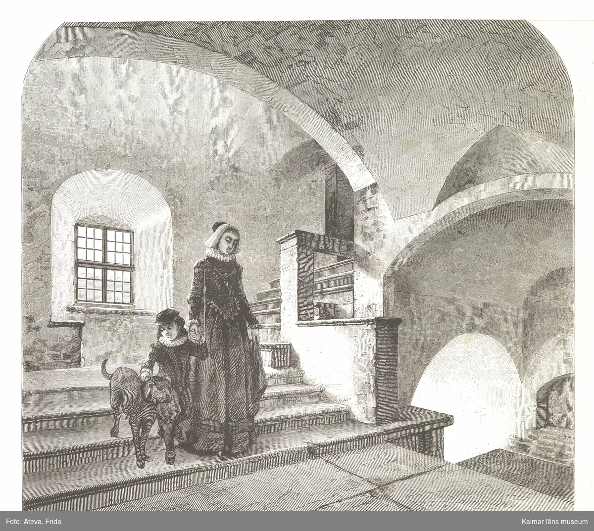 Kungstrappan i Kalmar slott. I trappan går en kvinna med en pojke och en hund.