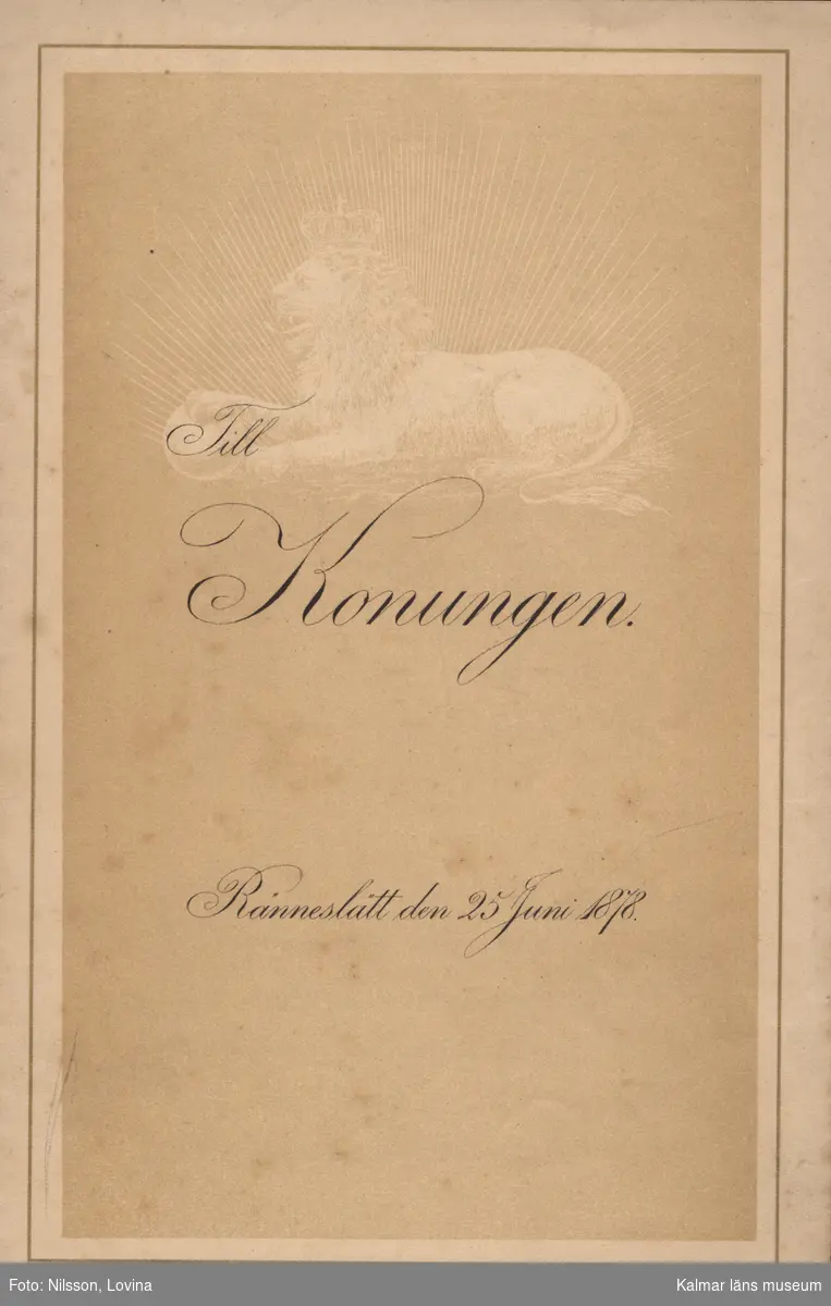 KLM 15480. Hyllningsdikt. Tryckt tvåbladigt häfte med hyllningsdikt. Text, framsida: Till Konungen Ränneslätt den 25 Juni 1878.