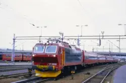 Elektrisk lokomotiv El 17 2223 med ekspresstog retning Krist