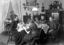 Fotograf Hans Peter Lauritzen med familie, hjemme i stuen på
