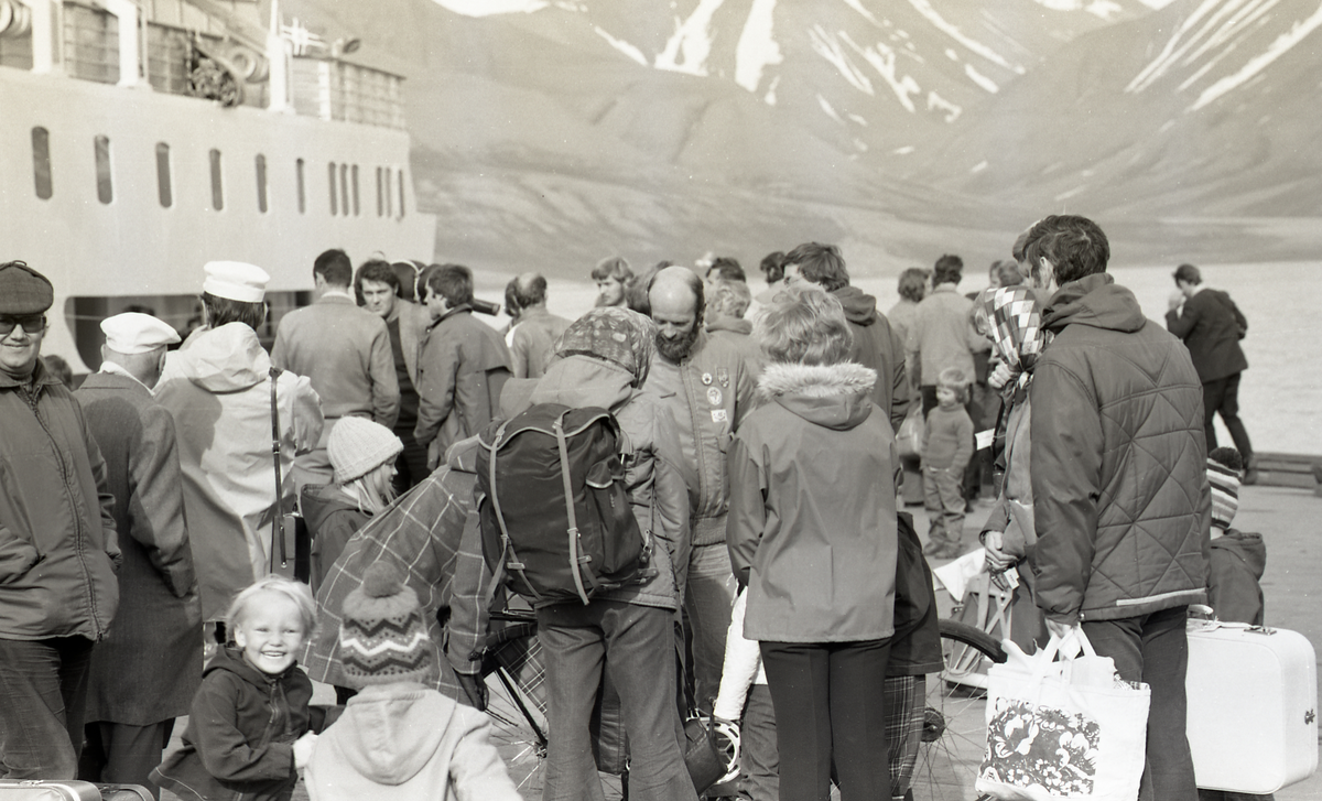Turister og andre reisende på kaia etter anløp av Hurtigruten. 