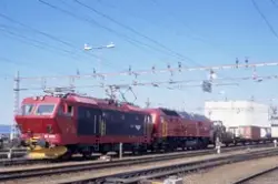 Elektrisk lokomotiv El 16 2211 og diesellokomotiv Di 6 nr. 6
