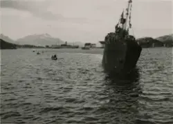 Et skip fullastet med soldater. Bilde tatt i Bodø under feir