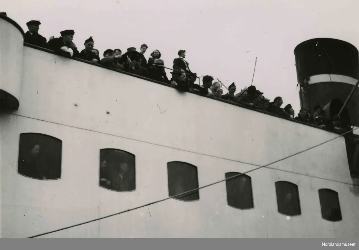 Bilde av deler av et skip som er fullastet med folk. Bilde tatt i Bodø under feiring av freden etter okkupasjonen 1945.