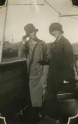 To kvinner med hatt og kåpe ombord i et skip. Karen Kvam og 