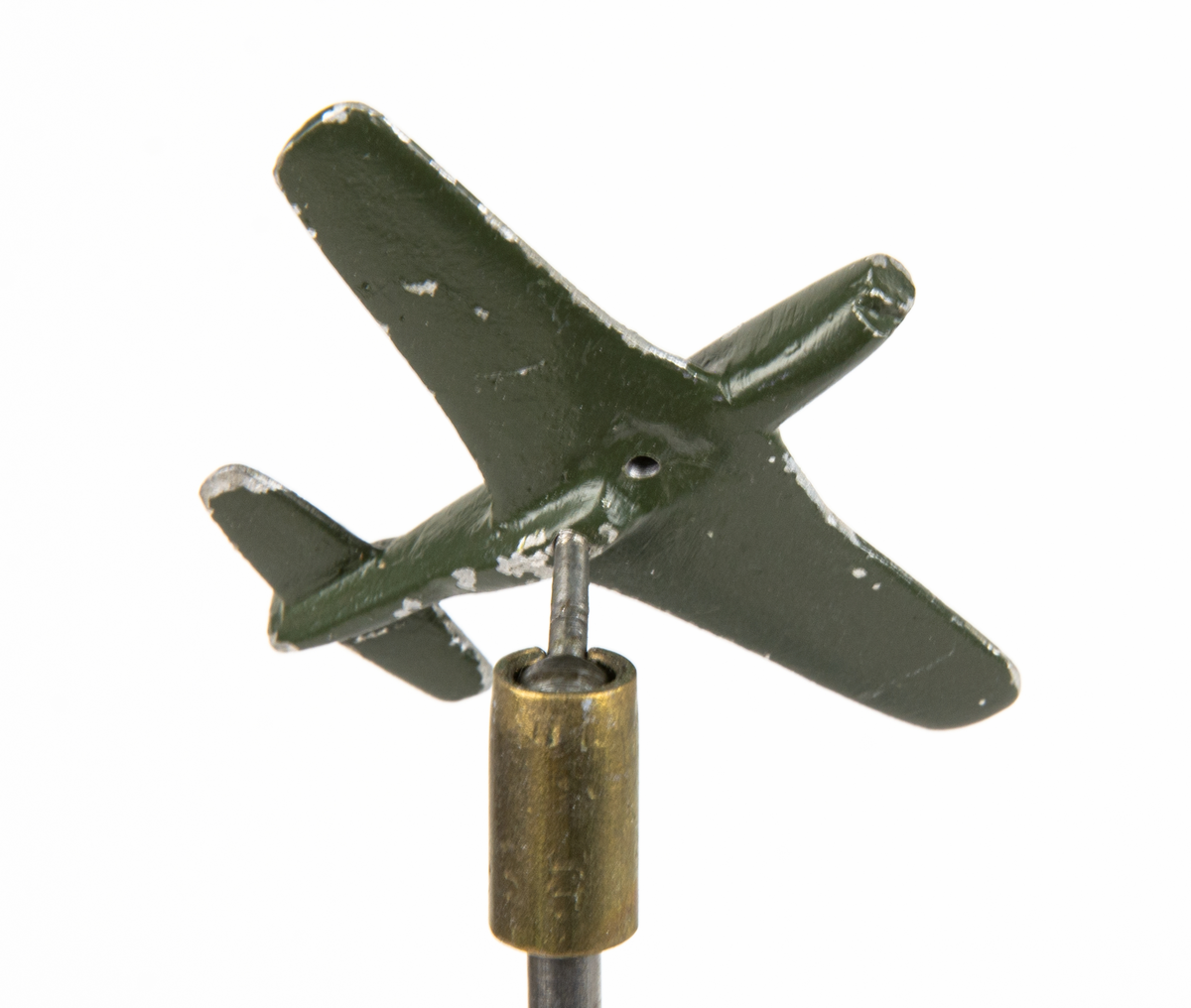 Flygplansmodell, J 26, North American P-51 Mustang. Gjuten modell av metall monterad på en höj- och sänkbar pinne med en tyngd nedtill och ett ledat fäste för flygplanet.