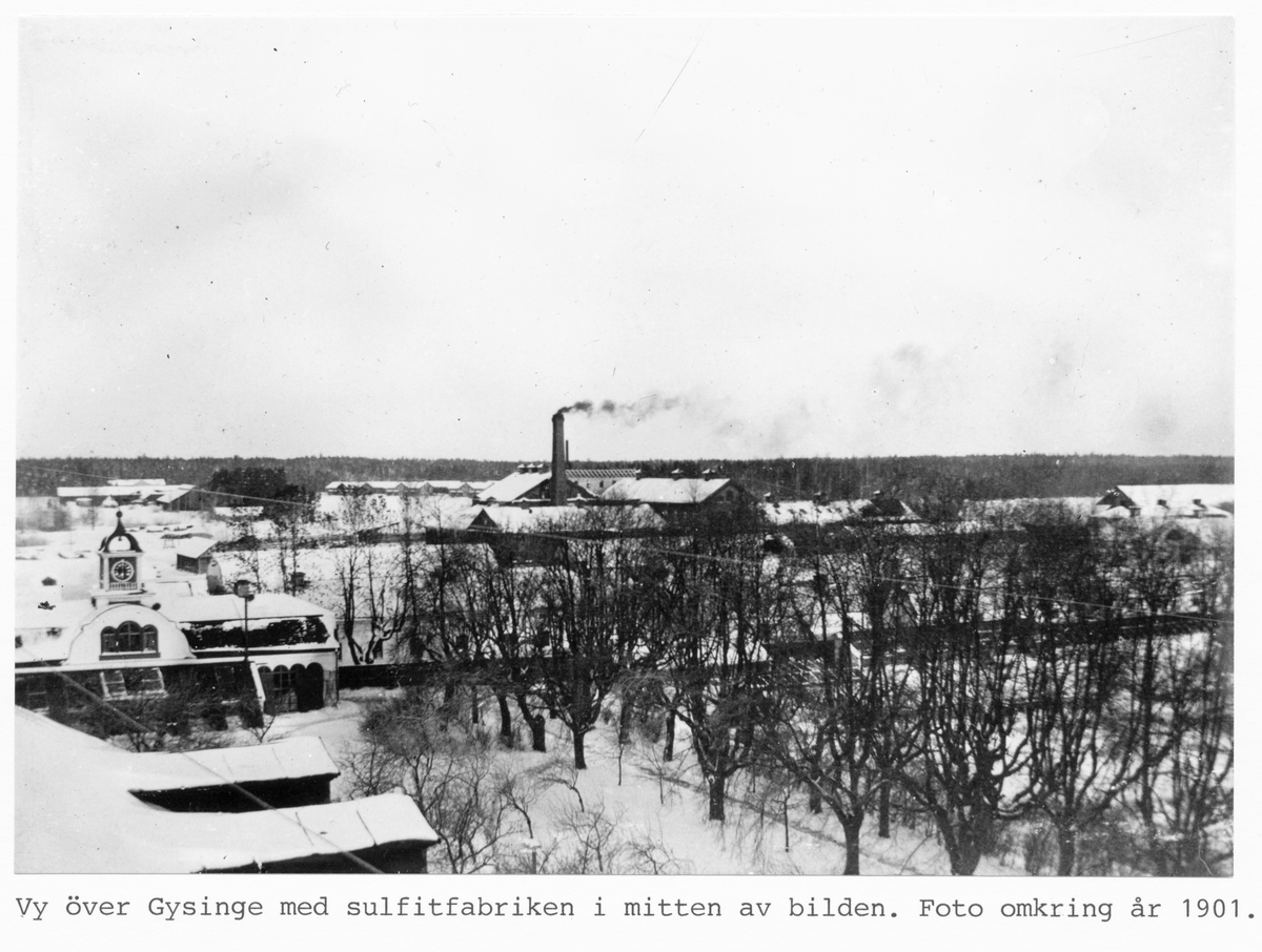 Vy över Gysinge ned sulfitfabriken i mitten av bilden. Foto omkring 1901.