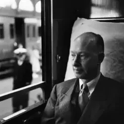 Porträtt av fotografens far, Eyvind Johnson, i en tågkupé