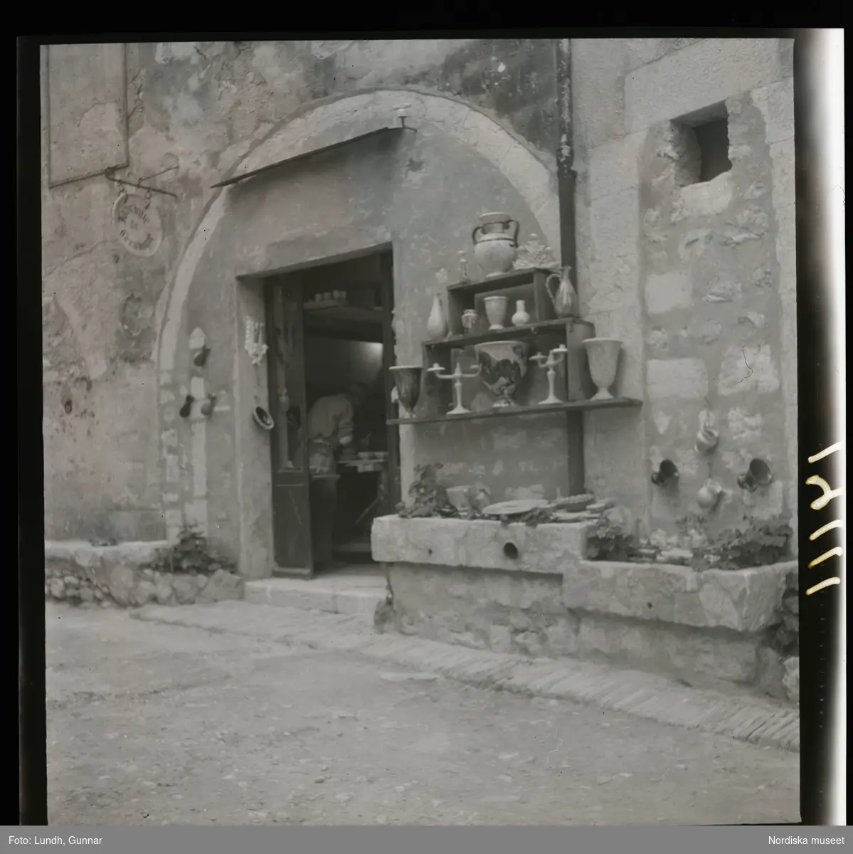 1950. Frankrike. exeriörbild utanför en keramikverkstad