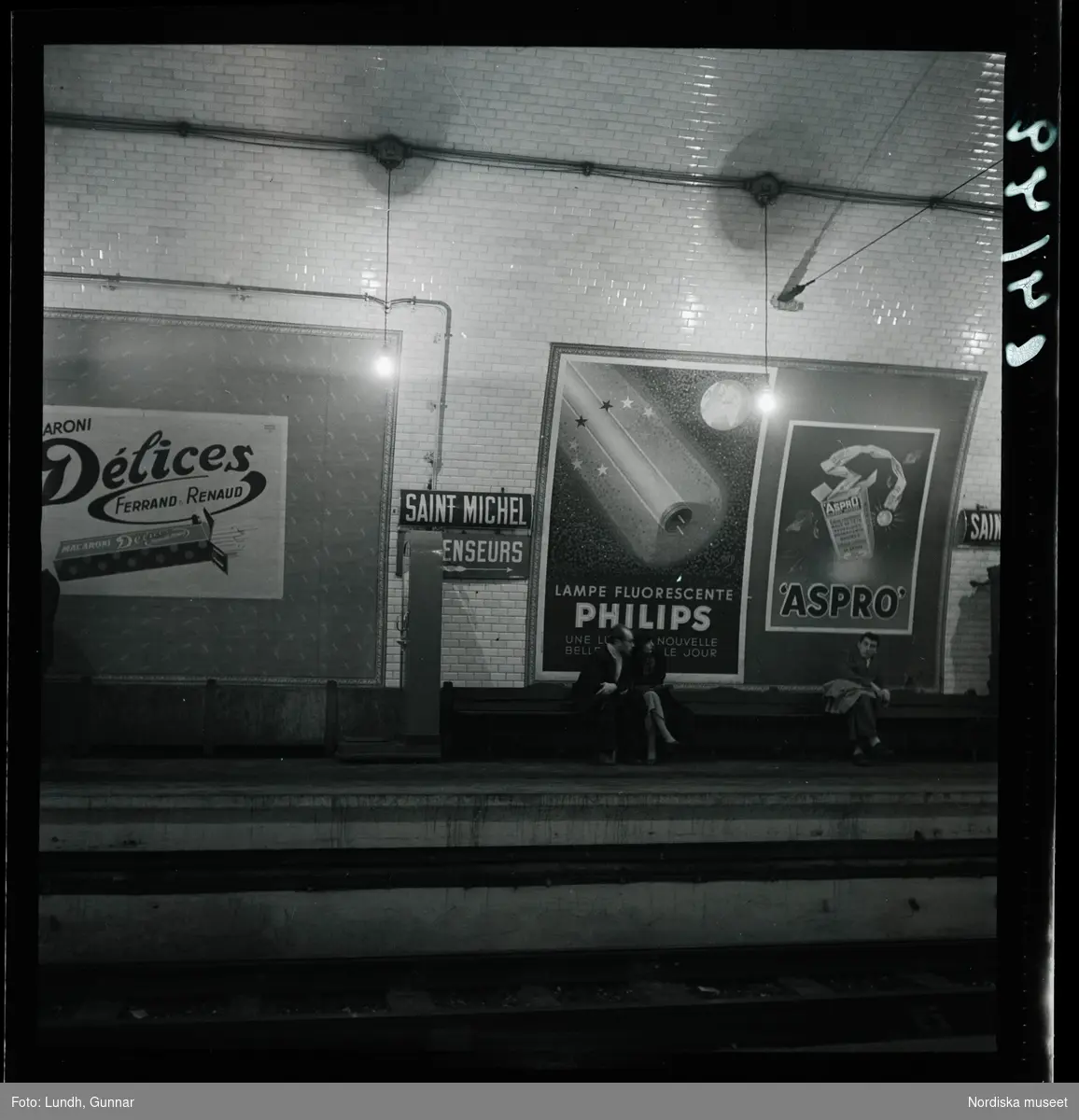 1950. Paris.  Tågstation, reklam