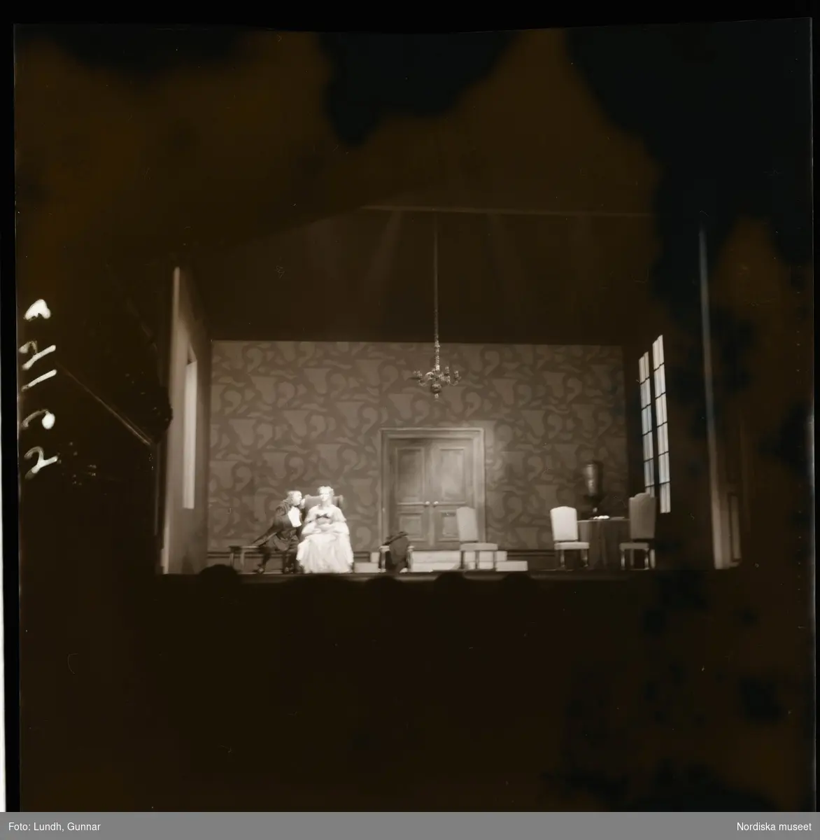 1950. Paris. Två personer på en teaterscen