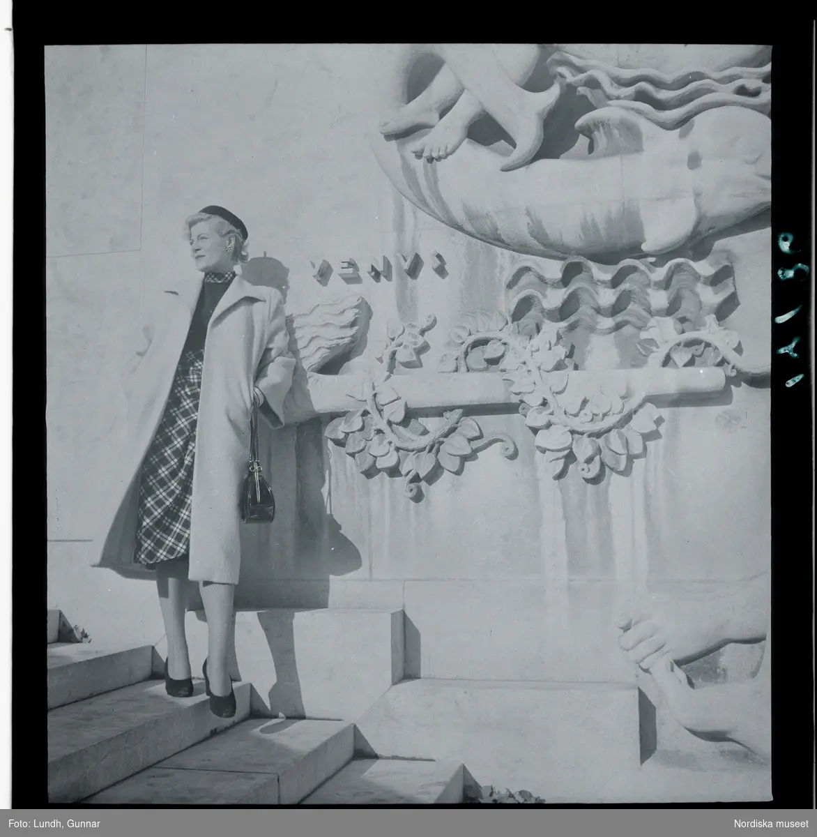 1950. Paris. Dam poserandes i rock vid trappa