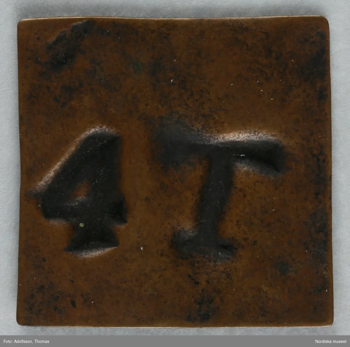 Pollett, av koppar, fyrkantig, präglad text: "4 T".