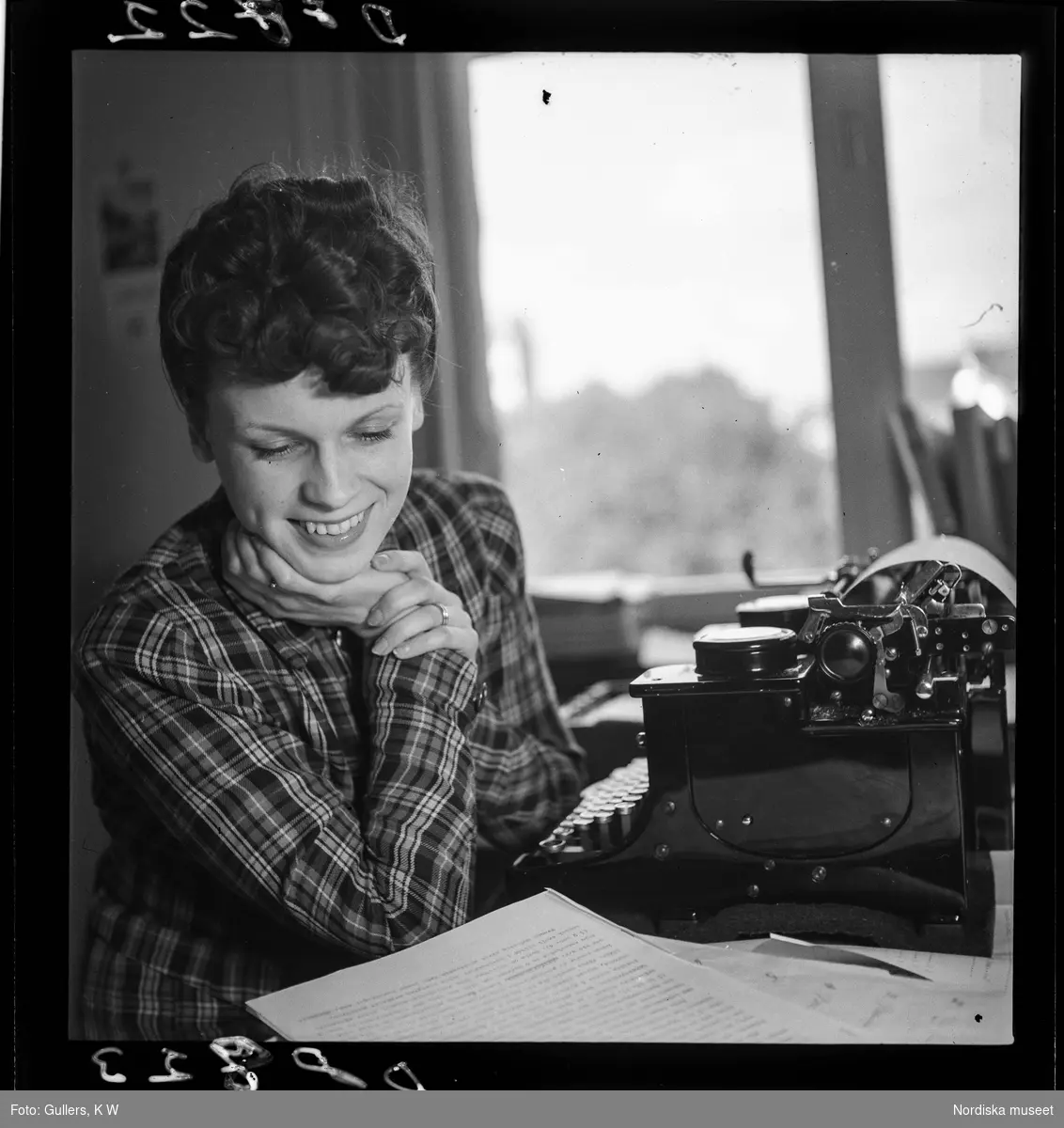 534 Polisskolan. En kvinna arbetar vid skrivmaskin.