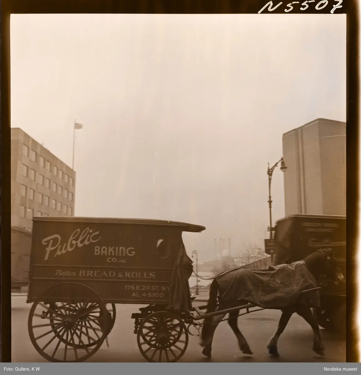 1690 New York allmänt (N.Y. Herald Tribune). Häst drar en vagn med texten "Public baking Co.inc."