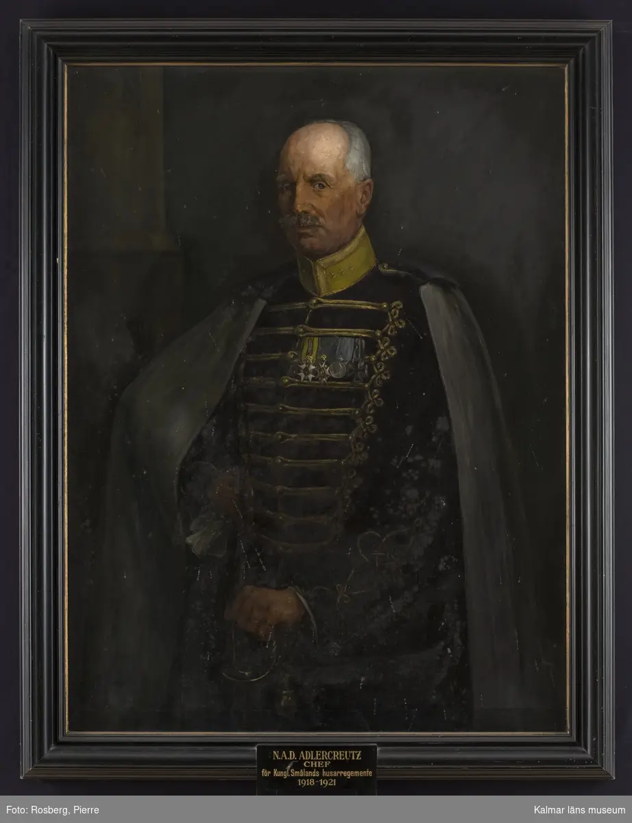 Porträtt av Nils August Domingo Adlercreutz, chef för Kungliga Smålands husarregemente 1918-1921. Efter tiden på Smålands husarregemente överste och chef för Skånska dragonregementet.