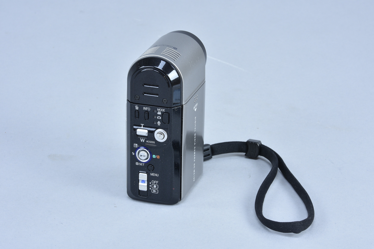 Digital mediakamera 2 megapixlar med inbyggd stereomikrofon JVC typ Everio nr 00000004 (förserieexemplar). För lagring på minneskort typ Microdrive. Zoom 1:1.8 brännvidd 4.5-45 mm med autofokus, 10x "optical zoom". En 4GB Hitachi Microdrive med Compact Flash II -anslutning samt batteri medföljer.