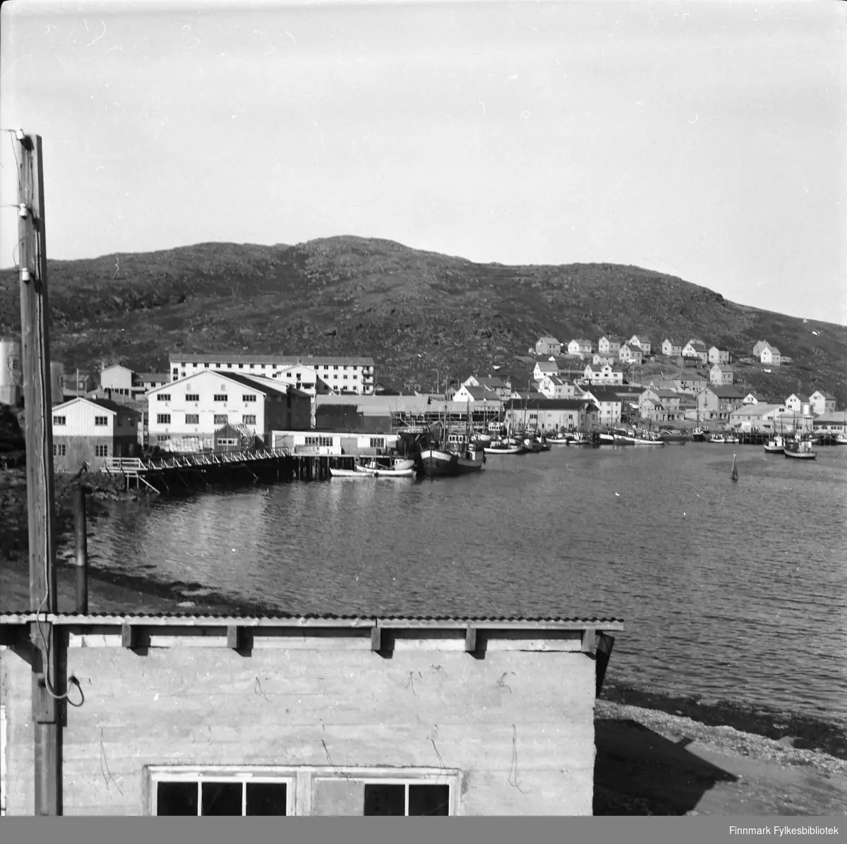 Havøysund ca. 1955. Vinsjhuset på Slippen i forgrunnen. Indre fiskarlagskai.