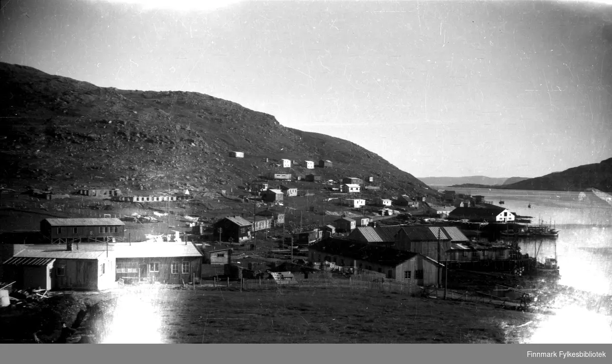 Havøysund 1949. Øytun ungdomsskole under bygging. Skolebrakka til venstre i bildet.