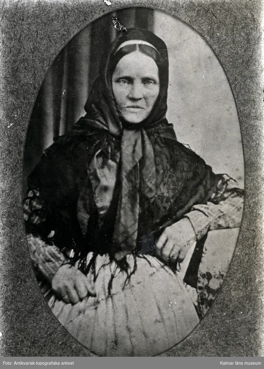 Stina Cajsa Petersdotter, hustru till smeden Fredrik Horn, Madesjö.
Foto efter original tillhörande en Horns ättling i Kalmar.
Mor till prosten Johan Peter Horn i Räpplinge, född i Madesjö 1832.