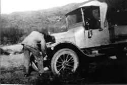 Ford lastebil sveives igang. 1928 ved Langnes, Tana.