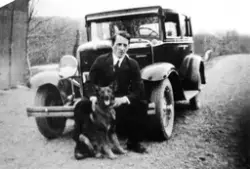Alf Bertheussen med hund og bil.