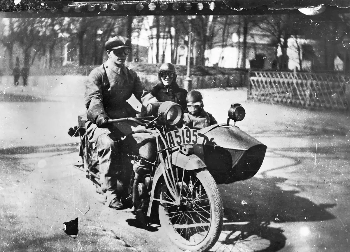 Motorcykel Exelsior från år 1920.
 ; BHF Studiecirkel vt 2016:
Excelsior var ett brittiskt MC-märke med tillverkning i Coventry. Sidvagnen monteras vanligen på vägkantsidan och ovanstående är alltså i första hand avpassad för vänstertrafik.