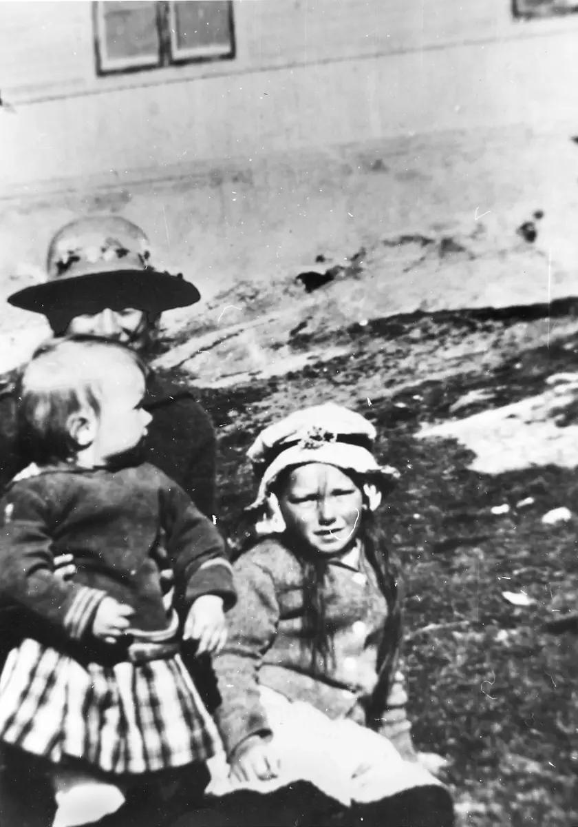 Tyra Karlsson med barnen Karin och Ingrid. År 1920. 
 ; BHF Studiecirkel vt 2016:
Tyra Karlsson, f. 1894, d. 1960, bodde 1920 på fastigheten Antonshill i Örby Villastad, (tomt nr 72), Aspövägen 72. Karin är född 1919 och Ingrid 1915.
