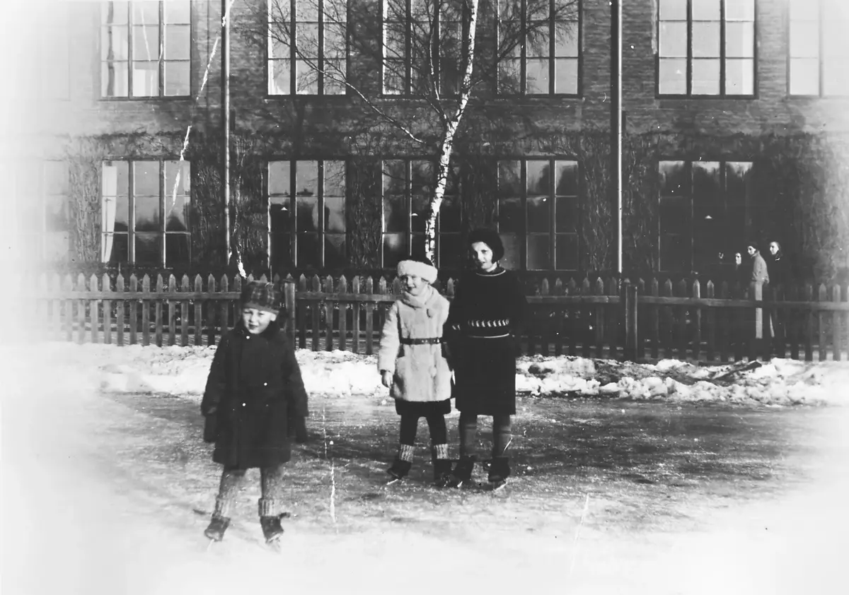 På skridskobanan utanför Örby skola år 1934. 
Flickan till höger på skridsko är Britta Karlsson (gift Rehnstam). ::